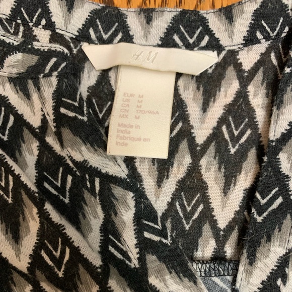 H&M, size Medium, 3/4 length sleeves - Picture 2 of 2